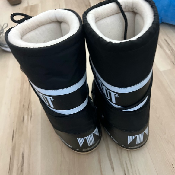 Moon Boot Black Snow Boots - Picture 6 of 9